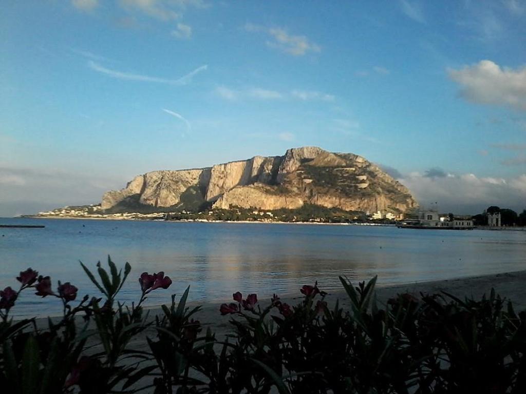 Casa Lunastella Locazione Turistica مونديلّو المظهر الخارجي الصورة